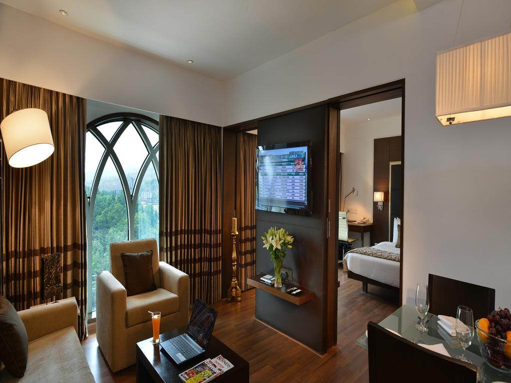 มาเจสติคคอร์ตซาโรวาปอร์ติโก Hotel นาวีมุมไบ ภายนอก รูปภาพ