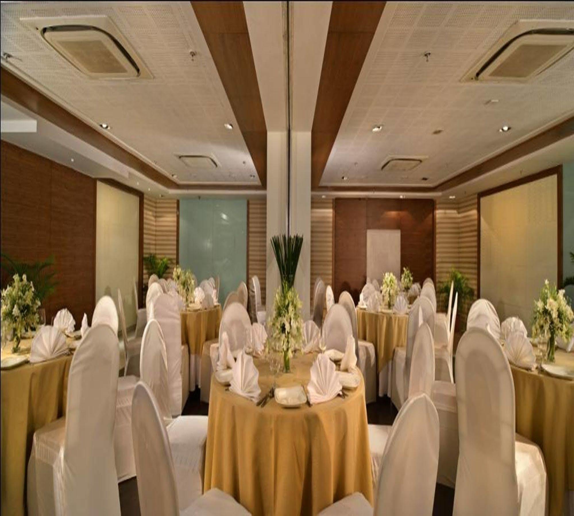 มาเจสติคคอร์ตซาโรวาปอร์ติโก Hotel นาวีมุมไบ ภายนอก รูปภาพ